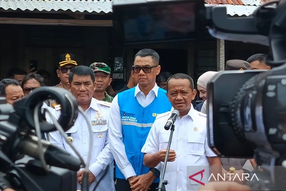 Menteri ESDM Bahlil Lahadalia memberikan keterangan kepada awak media. (ANTARA)