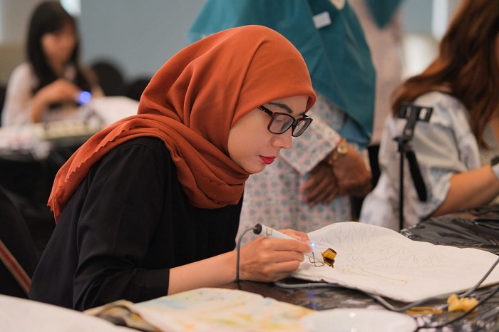 BATIK RAMAH LINGKUNGAN: Peserta membatik menggunakan bahan-bahan ramah lingkungan, dengan memanfaatkan limbah ampas kopi dan teh, dalam workshop yang digelar di Sheraton Surabaya Hotel & Towers.