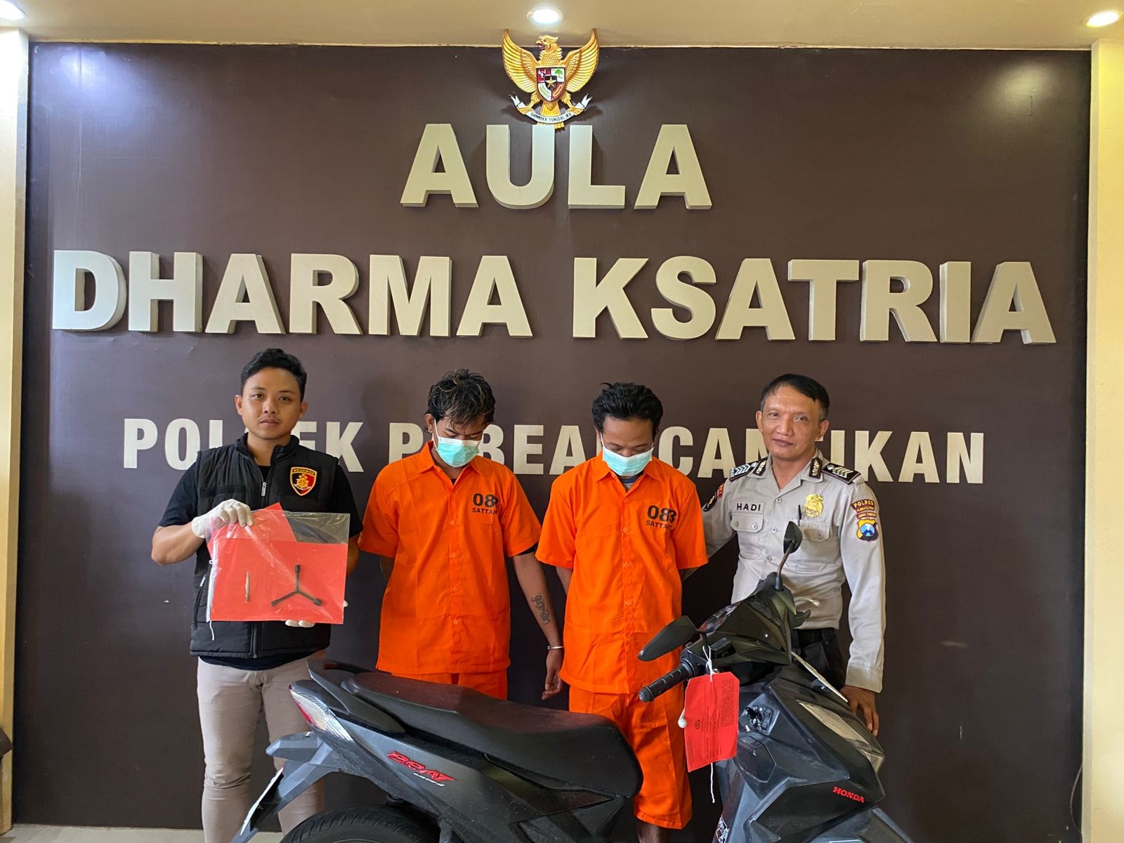 Dua pelaku curanmor diamankan di Polsek Pabean Cantikan Surabaya. (SURYANTO/RADAR SURABAYA)