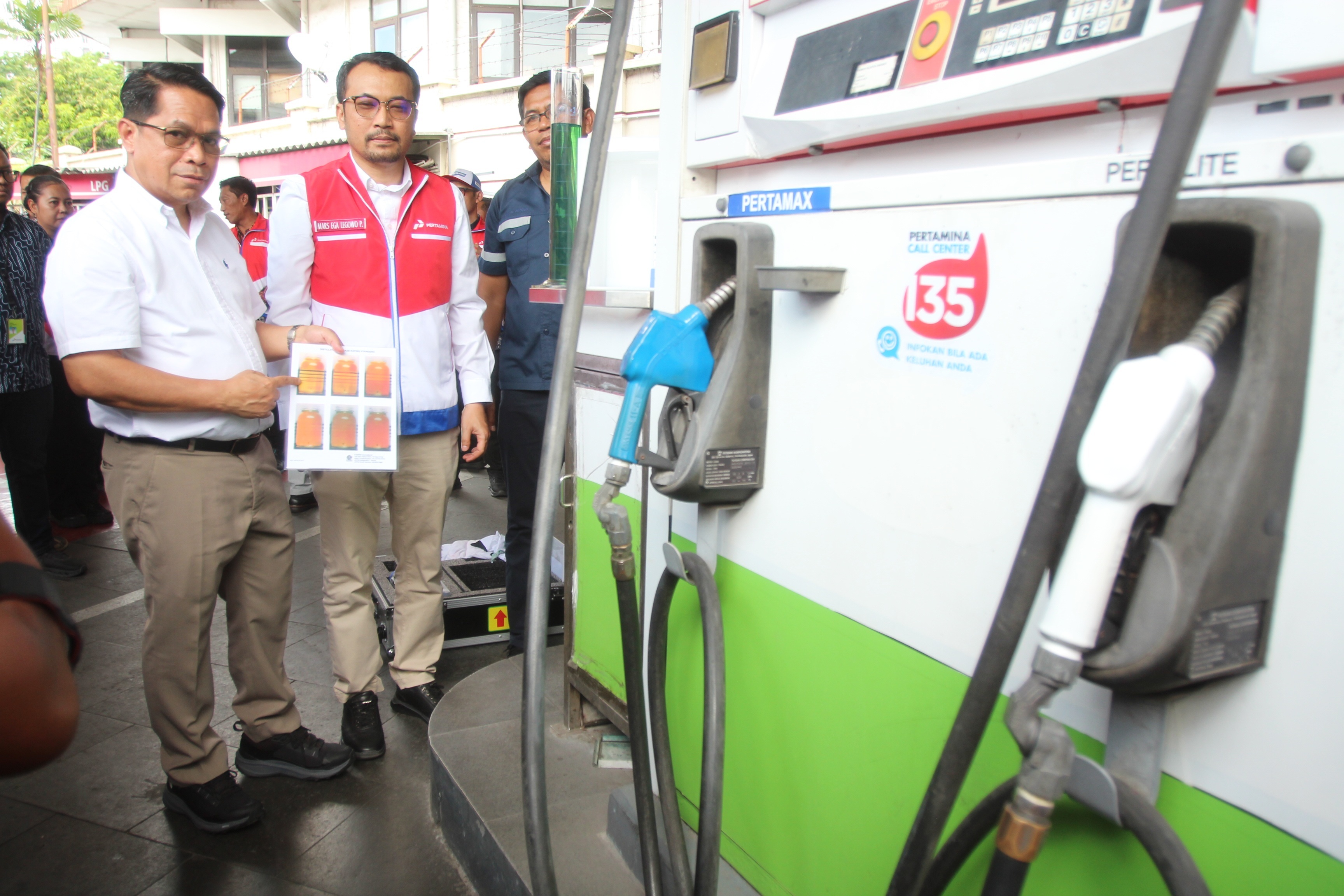 Dirjen Migas ESDM Laode Suleman bersama Dirut PT Pertamina Patra Niaga Mars Ega Legowo Putra mengecek kualitas BBM di SPBU Jalan Kayoon Surabaya, Rabu (29/10). (ABDULLAH MUNIR/RADAR SURABAYA)