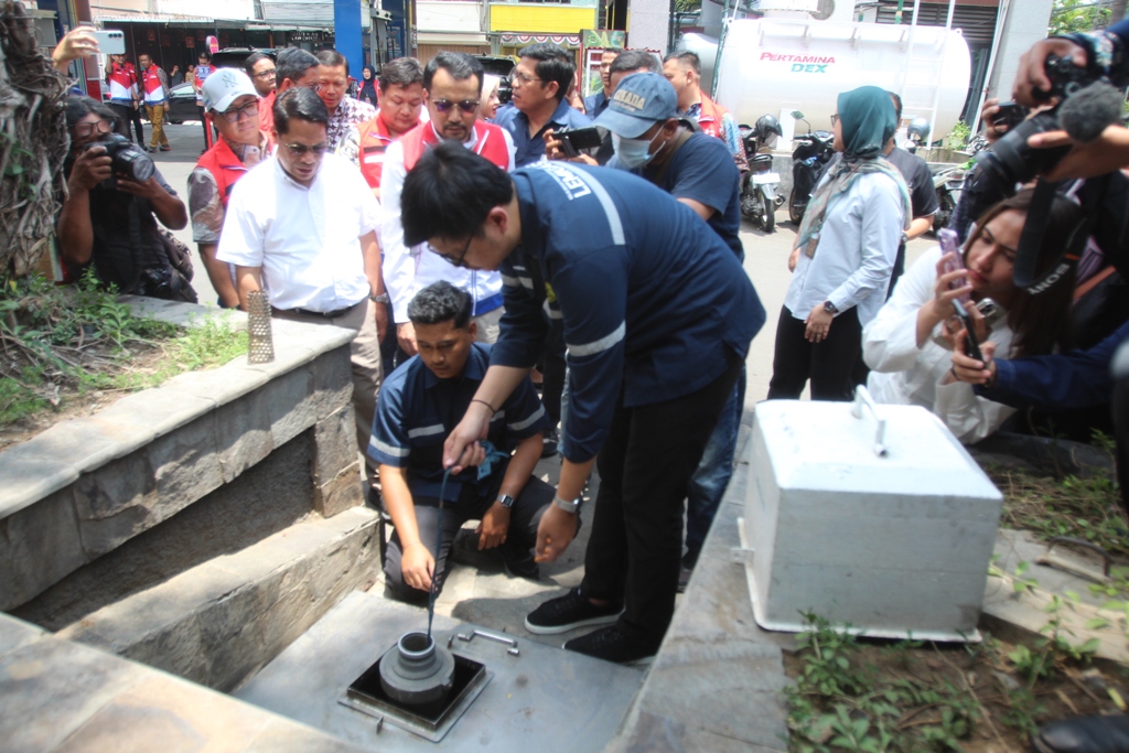 Dirjen Migas ESDM Laode Suleman bersama Dirut PT Pertamina Patra Niaga Mars Ega Legowo Putra mengecek kualitas BBM di SPBU Jalan Kayoon Surabaya, Rabu (29/10). (ABDULLAH MUNIR/RADAR SURABAYA)