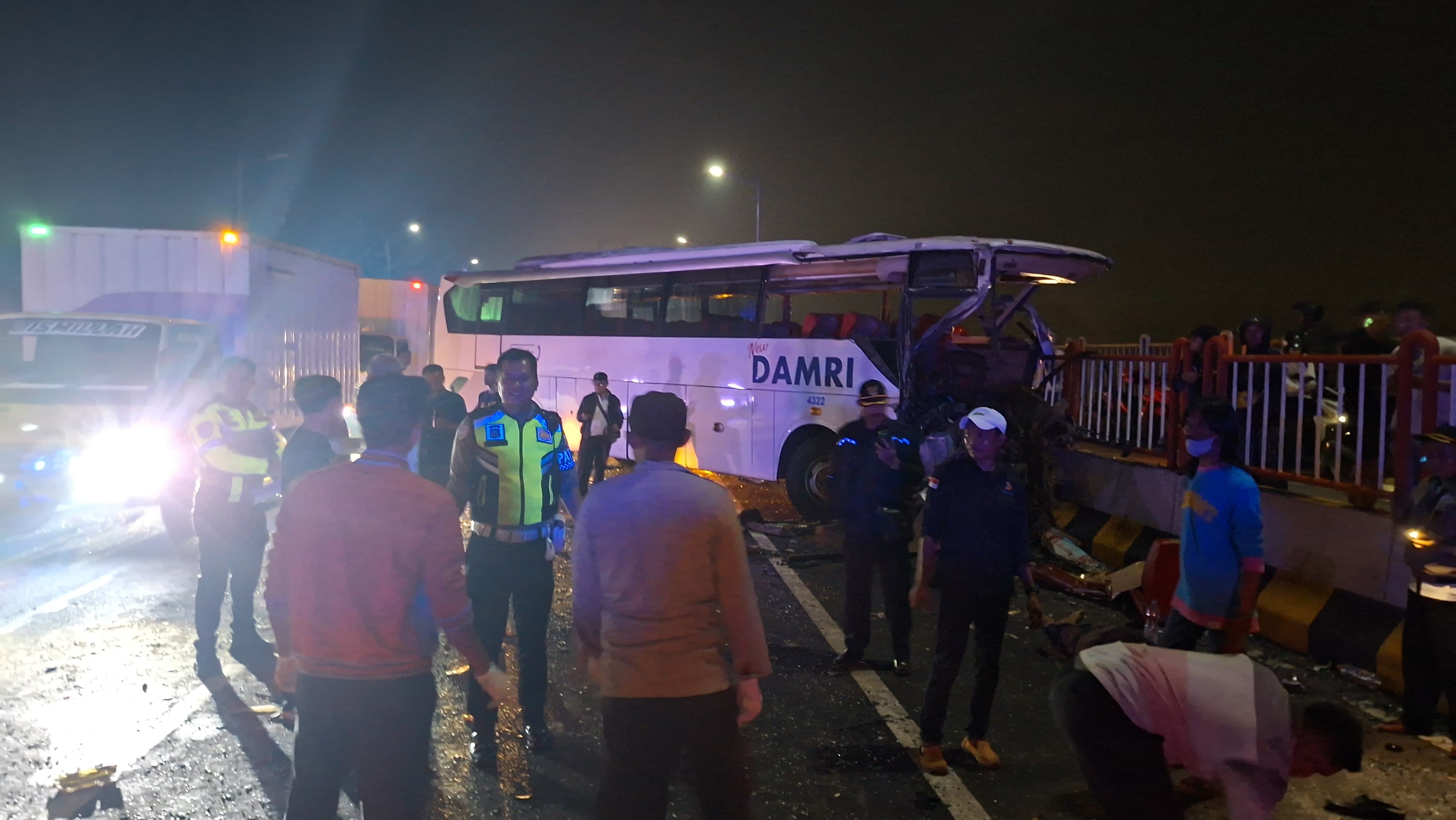 HANCUR: Kondisi bus usai menabrak truk gandeng di Jembatan Suramadu sisi Bangkalan, Madura. (IST/RADAR SURABAYA)