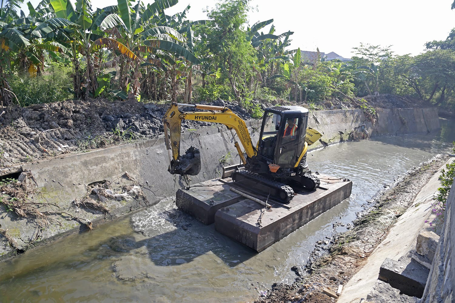ANTISIPASI: Genangan masih terjadi di beberapa wilayah Surabaya. Komisi C DPRD Surabaya meminta pemkot mengoptimalkan perawatan drainase.(Dok/RADAR SURABAYA)