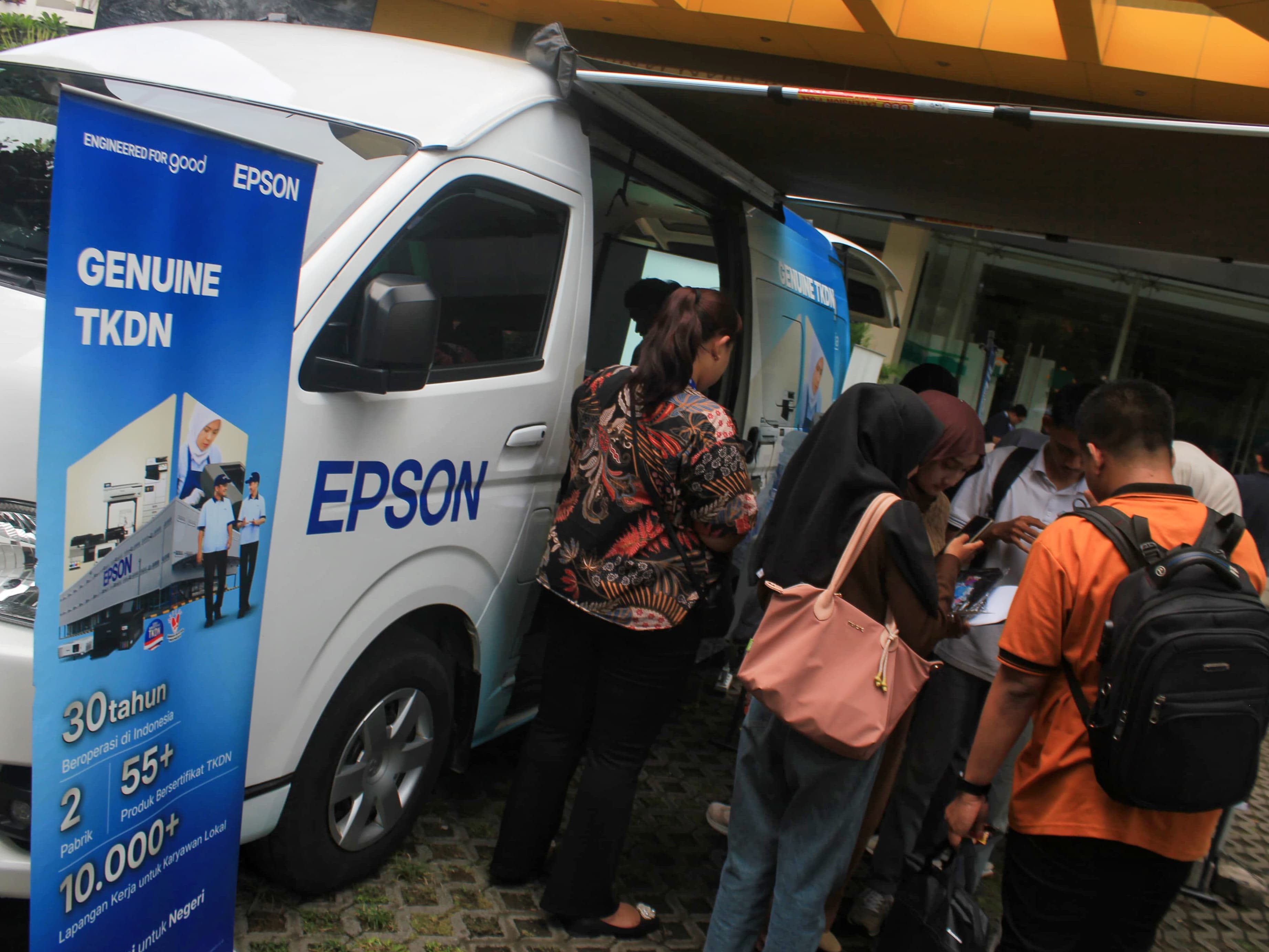 INOVATIF: Mobil caravan Epson berada di Kampus Unusa Surabaya, Kamis (30/10). Selama dua hari di Surabaya Epson menggelar roadshow caravan dengan mengenalkan produk-produk. (RAHMAT SUDRAJAT/RADAR)