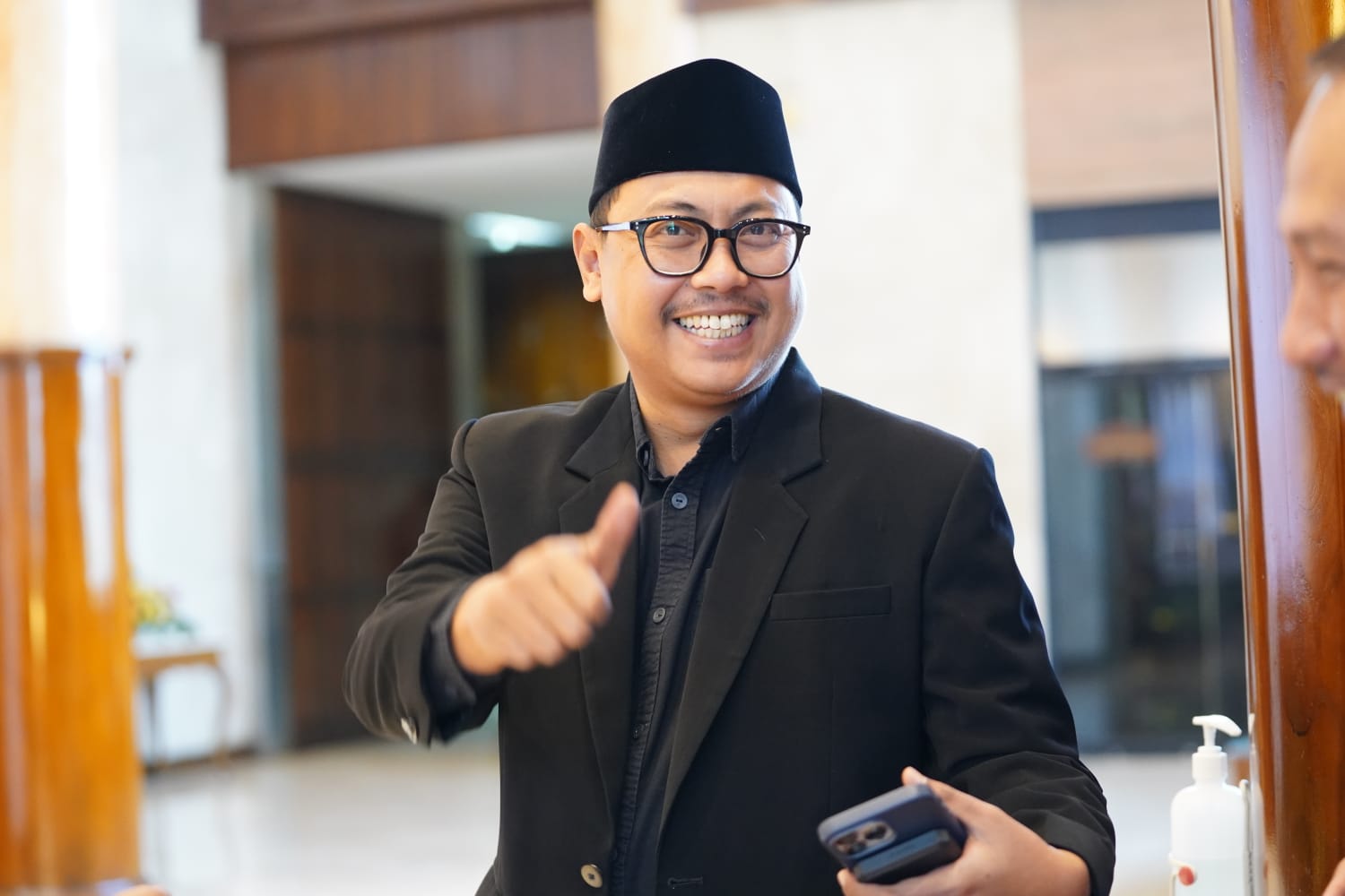 SAH: Juru Bicara Komisi C, Muhammad Ashari menuturkan mensahkan Raperda penyertaan modal daerah untuk PT BPR Jatim Perseroda.(IST/RADAR SURABAYA)