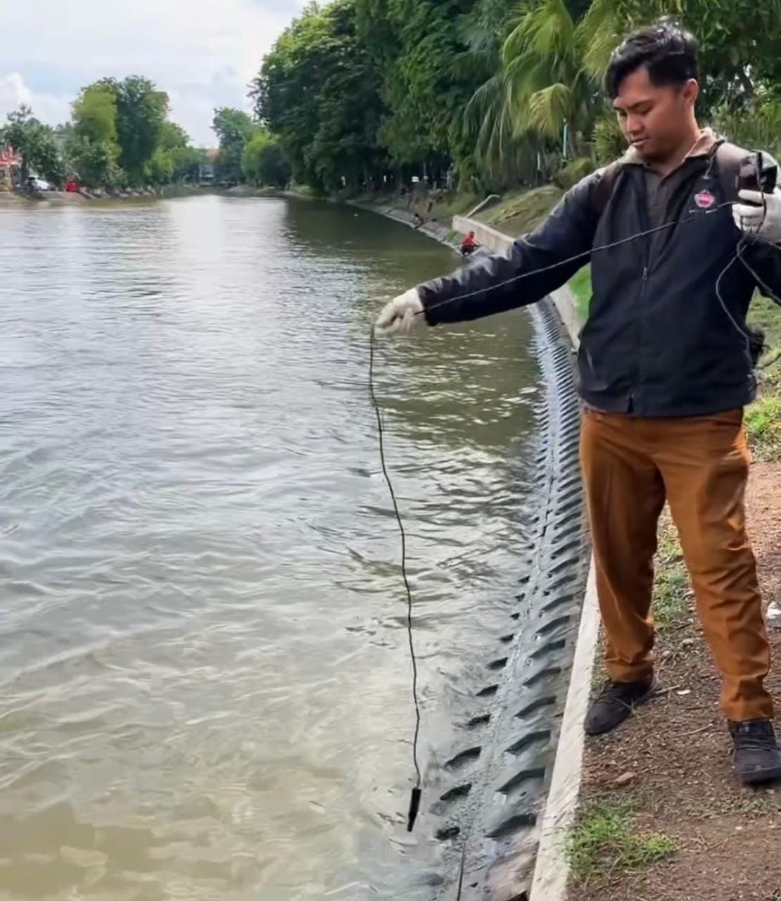 RESPON: Petugas DLH menguji kualitas air di Sungai Kalimas, Surabaya, usai terjadi fenomena ikan mabuk.(DIMAS MAHENDRA/RADAR SURABAYA)