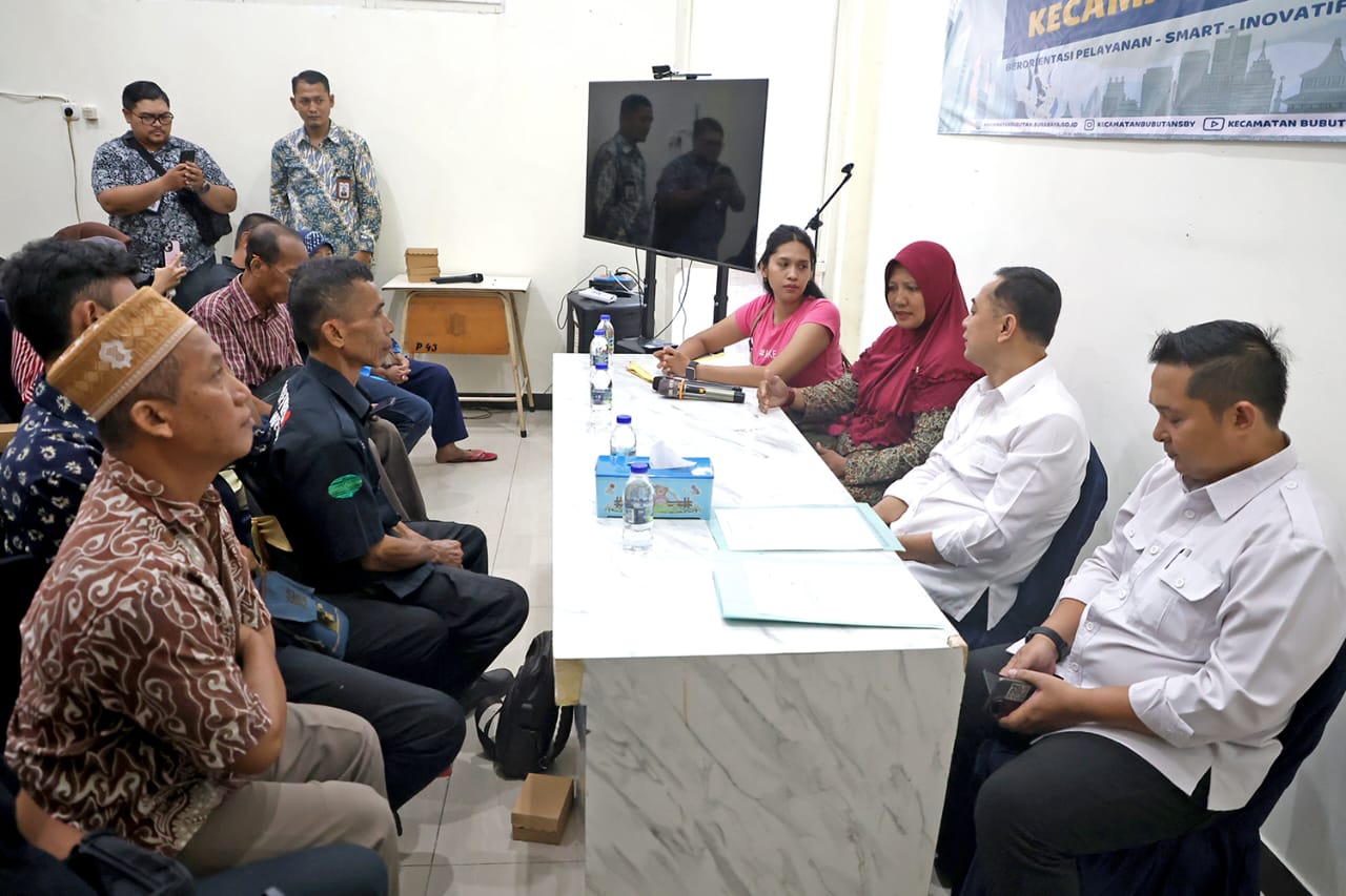MUSYAWARAH: Wali Kota Surabaya Eri Cahyadi saat bertemu dengan warga untuk mencari solusi konflik jalan ditembok di Jalan Asem Jajar, Surabaya. (IST/RADAR SURABAYA)