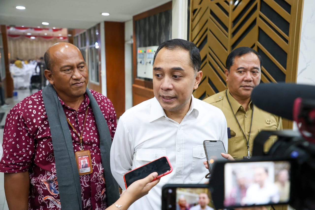 TEGAS: Wali Kota Surabaya Eri Cahyadi akan mengusut kasus dugaan keracunan susu kemasan yang dialami siswa SDN Margorejo 1. Pihaknya akan panggil produsen susu.(IST/RADAR SURABAYA)