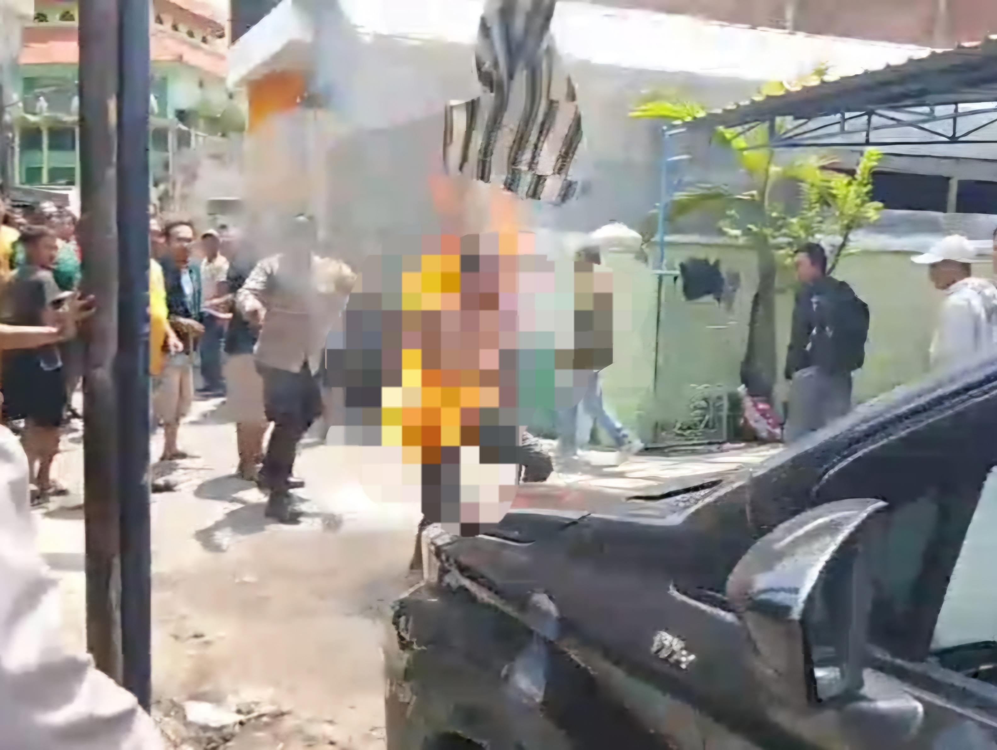 MENYALA: Pelaku maling motor saat lari mencoba memadamkan api yang membakar bagian belakang tubuhnya di Jalan Jojoran, Surabaya. (IST/RADAR SURABAYA)