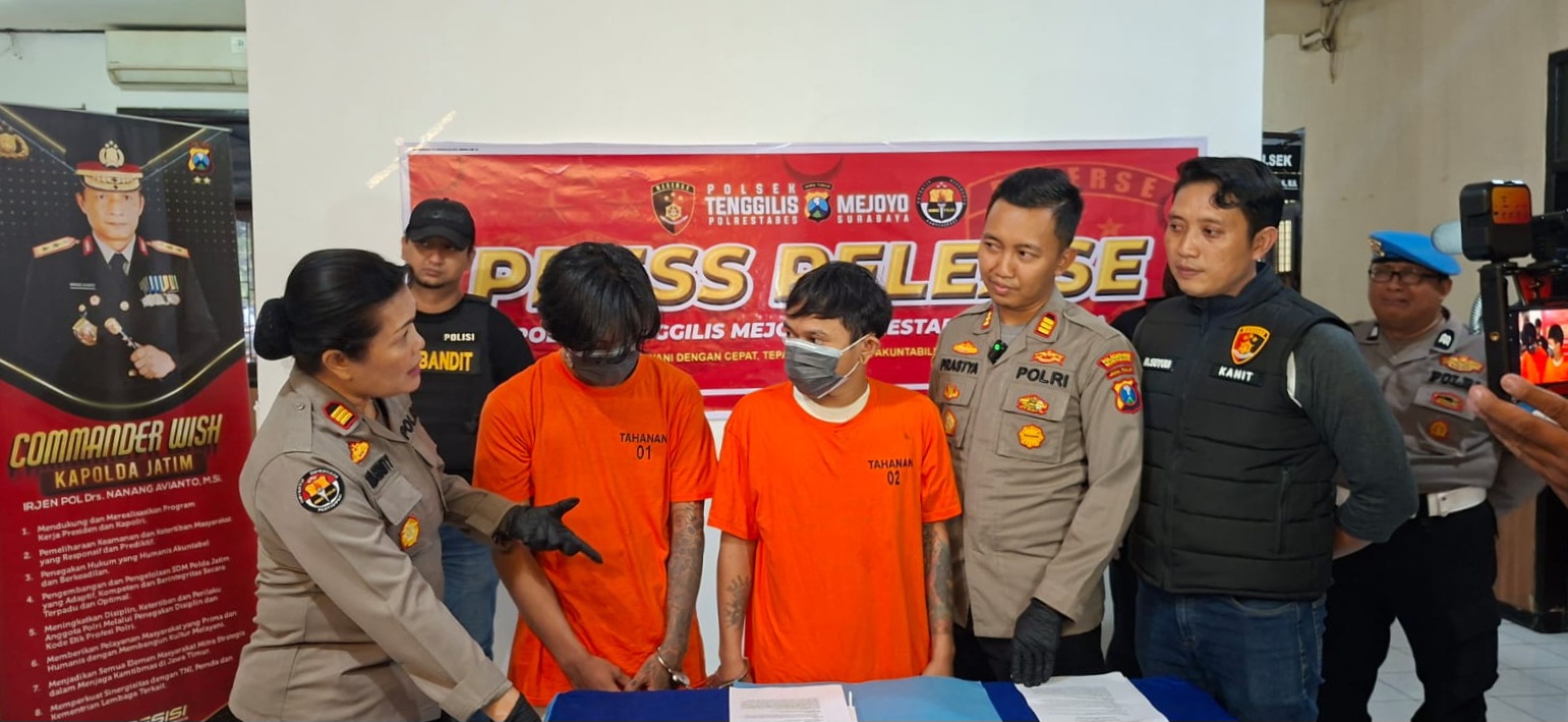 DITAHAN : Kedua pelaku curanmor Akbar Saputra dan Achmad Maulana diamankan di Mapolsek Tenggilis Mejoyo. Ia beraksi dua kali di Surabaya. (M MAHRUS/RADAR SURABAYA)