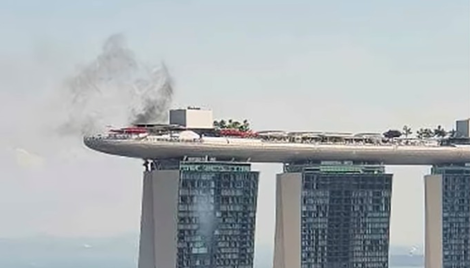 Asap yang membumbung di latai 55 gedung Marina Bay Sands Singapura.