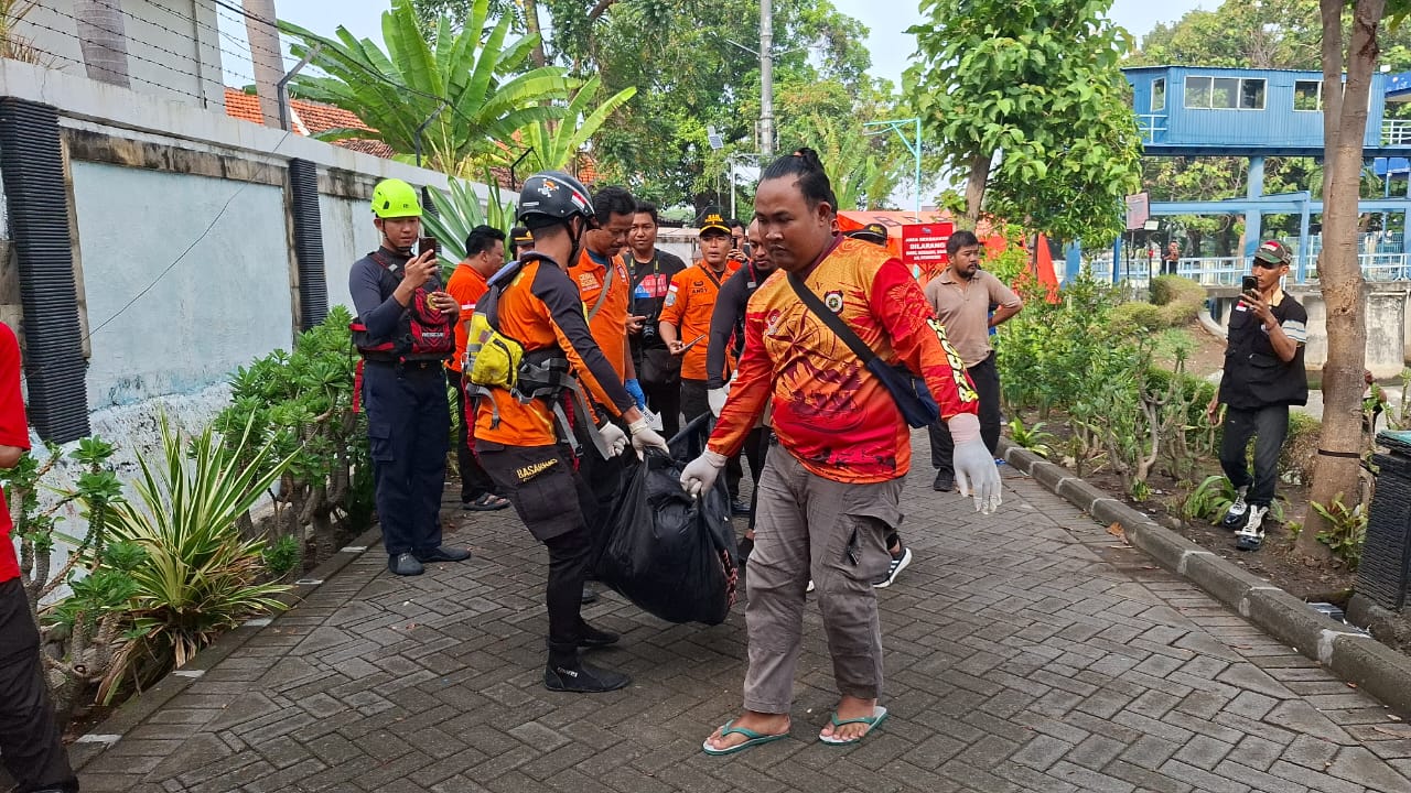 DITEMUKAN : Petugas BPBD dan Tim SAR gabungan mengevakuasi jasad Sugianto korban tenggelam di sungai Kalimas Jalan Ngagel Surabaya, Kamis (30/10). (M MAHRUS/RADAR SURABAYA)