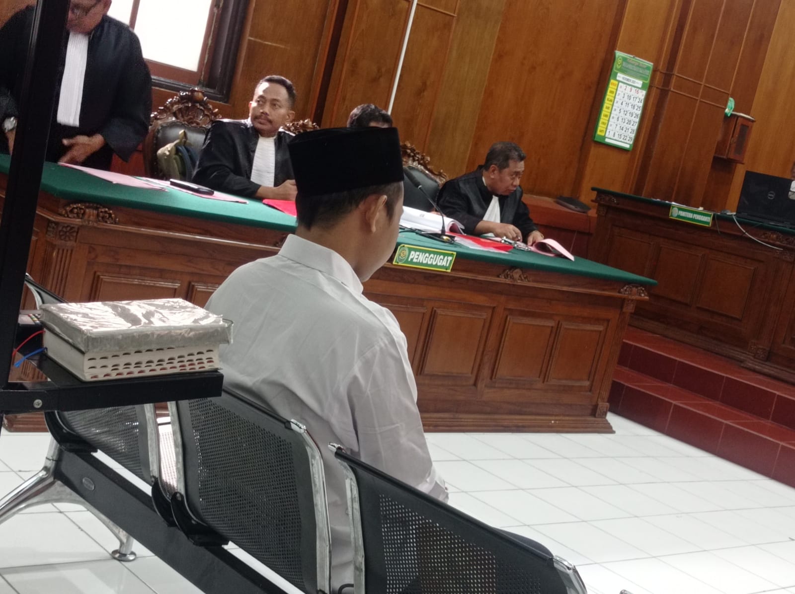 LEMAS: Terdakwa usai divonis hakim PN Surabaya. Ia melakukan penipuan dengan modus ternak bebek. (SURYANTO/RADAR SURABAYA)