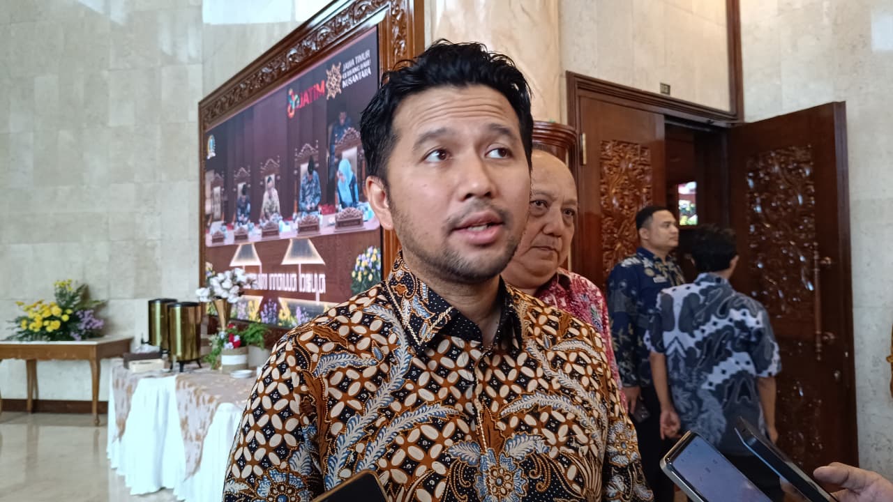 KOORDINASI: Wagub Jatim Emil pastikan sudah berkoordinasi dengan Pertamina. Saat ini ada 17 posko pengaduan di seluruh Jatim, empat di antaranya di Surabaya. (IST/RADAR SURABAYA)