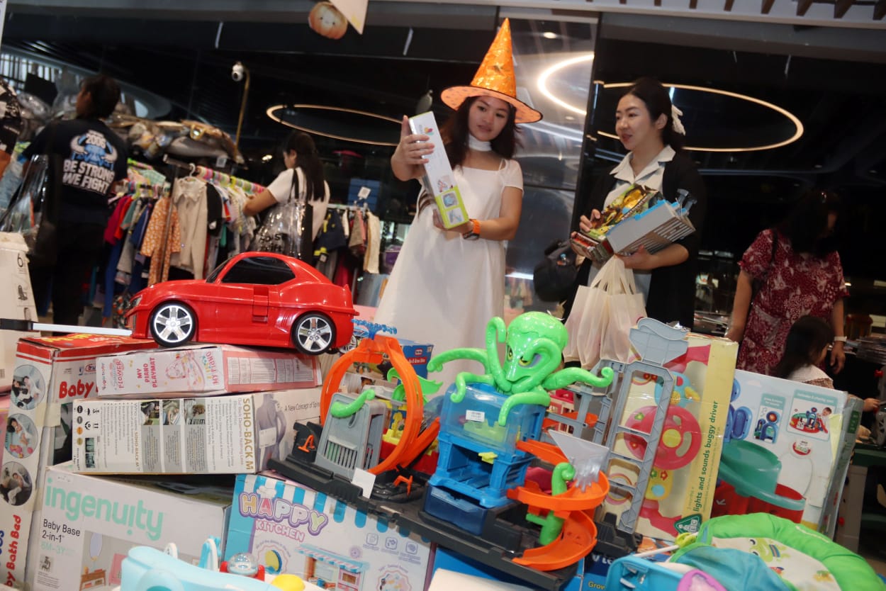 THRIFT BRANDED: Devi dan Christian memilih-milih barang thrift dengan brand ternama, dalam Family Thrift Festival yang digelar di Fairway Nine Mall, Surabaya, Kamis (30/10).
