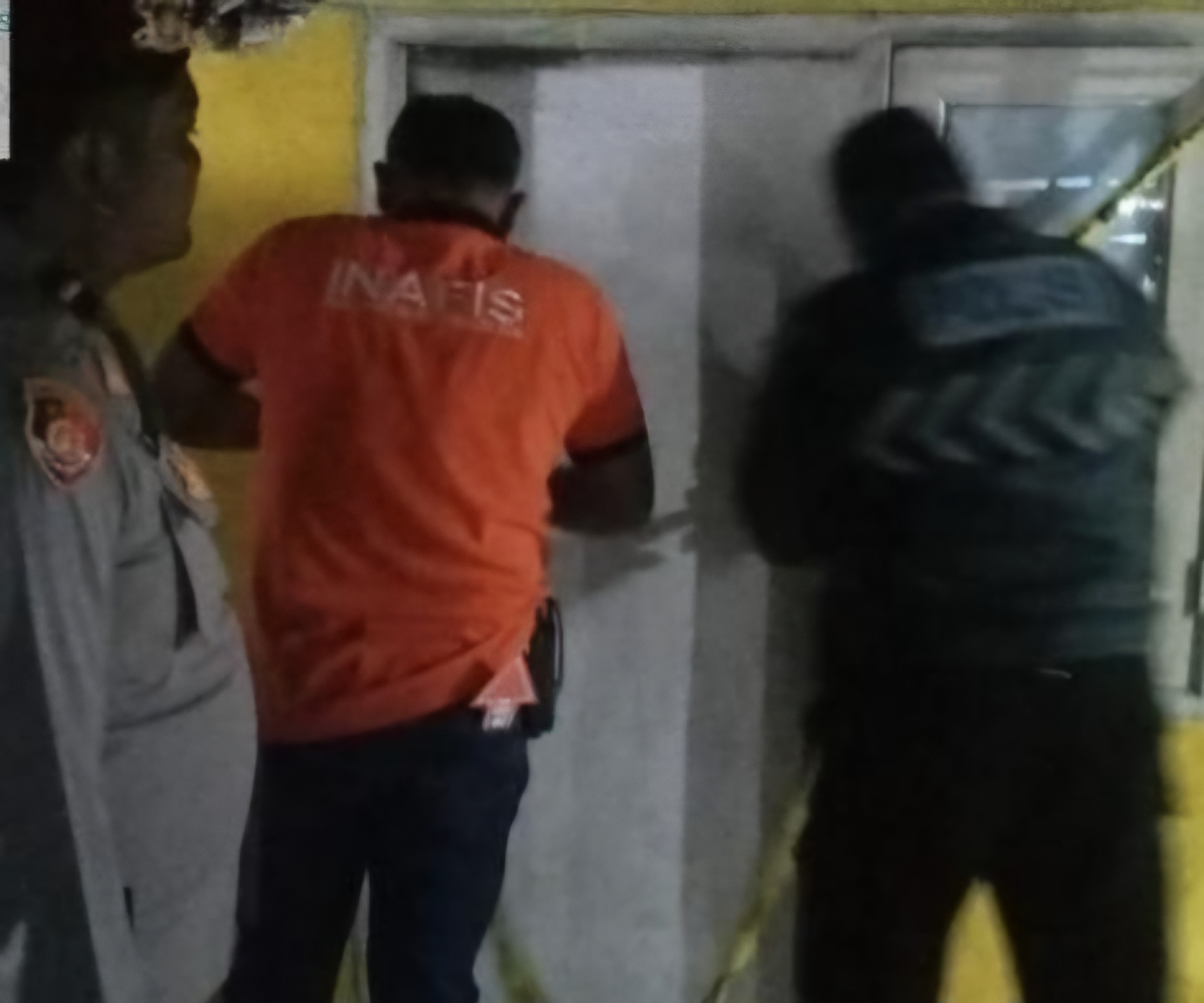OLAH TKP: Polisi saat berada di lokasi kos korban Jalan Putat Gede Timur, Surabaya. Korban meninggal diduga usai tenggak miras dicampur minuman suplemen.(IST/RADAR SURABAYA)