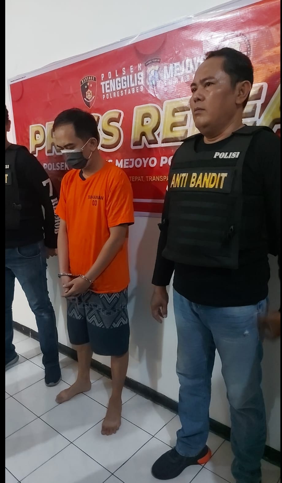 MENUNDUK : Tersangka OS asal Sedati Sidoarjo tak berkelit diamankan di Mapolsek Tenggilis Mejoyo. Duda ini menipu dengan modus mengajak kencan di hotel Surabaya.(MAHRUS/RADAR SURABAYA)