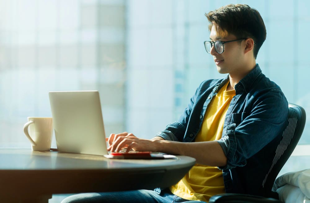 Tipe avoidant dikenal pendiam di kantor, tapi justru jadi sosok paling fokus dan konsisten dalam bekerja.