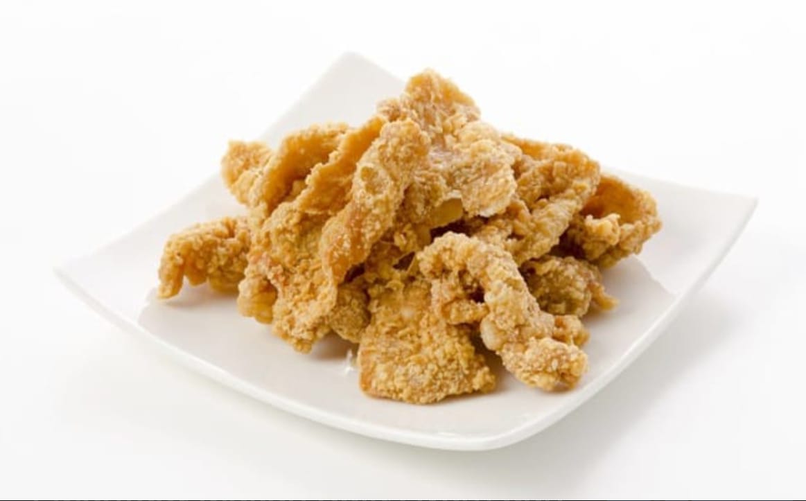 Nikmat tapi penuh dilema, kulit ayam gurih ini ternyata punya sisi baik dan buruk bagi kesehatan.