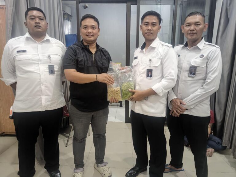 Petugas Lapas Mojokerto kembali gagalkan aksi penyelundupan pil Double L yang dicampur ke dalam kue kering. Satu perempuan diamankan, warga binaan terlibat kini diisolasi.