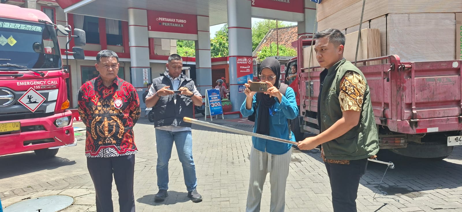 WARNA TIDAK BERUBAH : Kanit Tipidter Satreskrim Polrestabes Surabaya AKP Makbul menunjukkan warna stik besi yang diolesi pasta tidak berubah warna yang menandakan BBM tidak ada kandungan air.