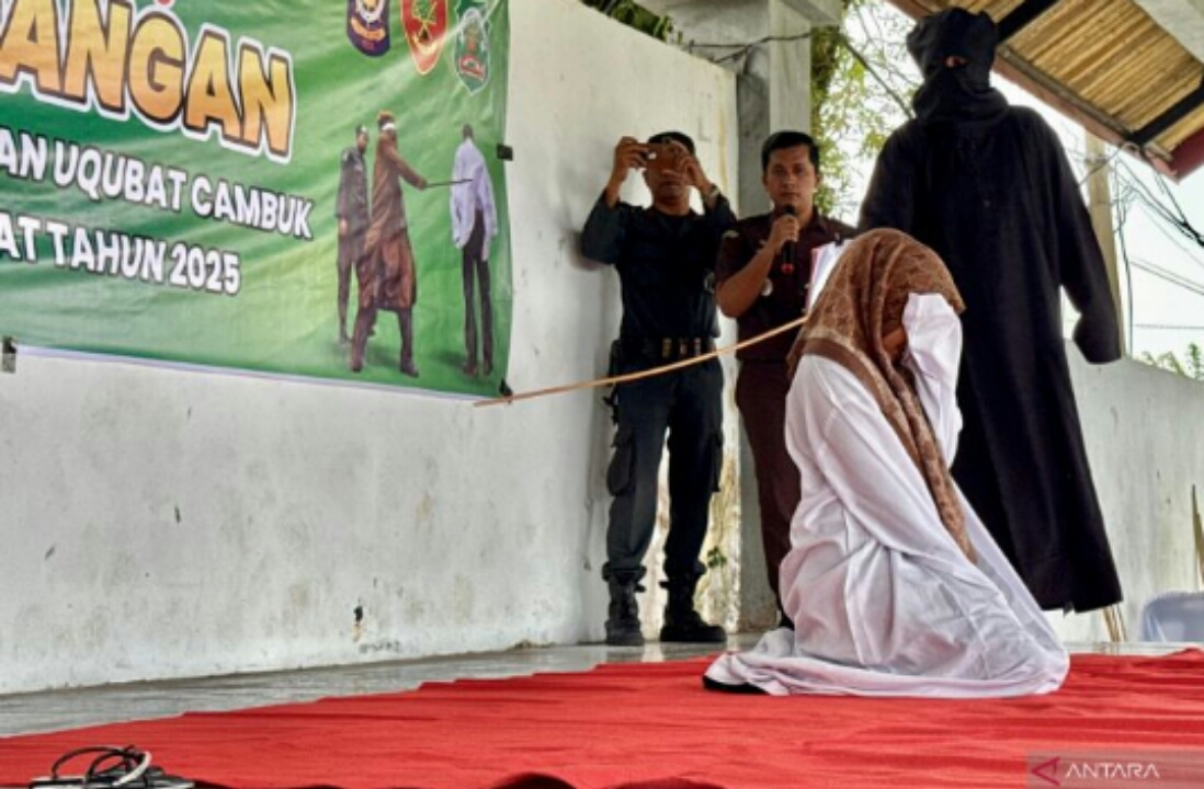 Seorang perempuan di Aceh menjalani hukuman cambuk 100 kali. Kasus zina. (Antara)