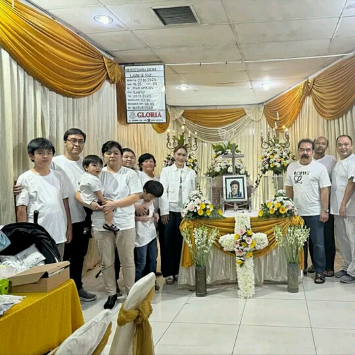 Inul Daratista bersama keluarga besar Adam Suseno di Adi Jasa Surabaya. (IST)