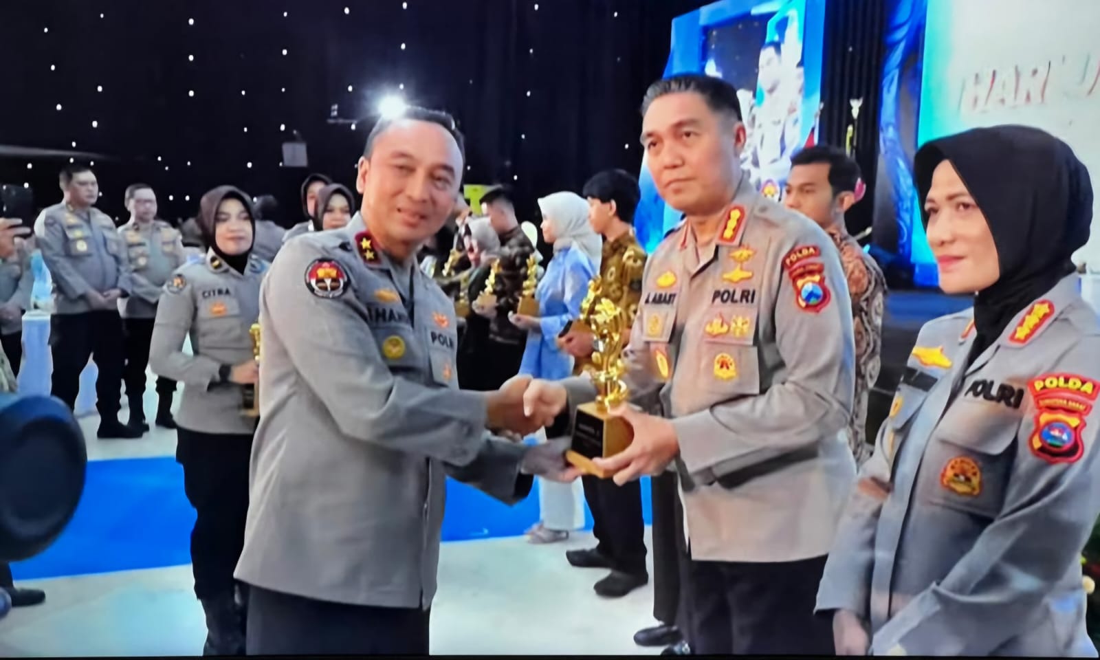 TERBAIK: Kabid Humas Polda Jatim Kombes Pol Jules Abraham Abast menerima penghargaan peringkat 1 nominasi keaktifan video Polri Zona A.(IST/RADAR SURABAYA)
