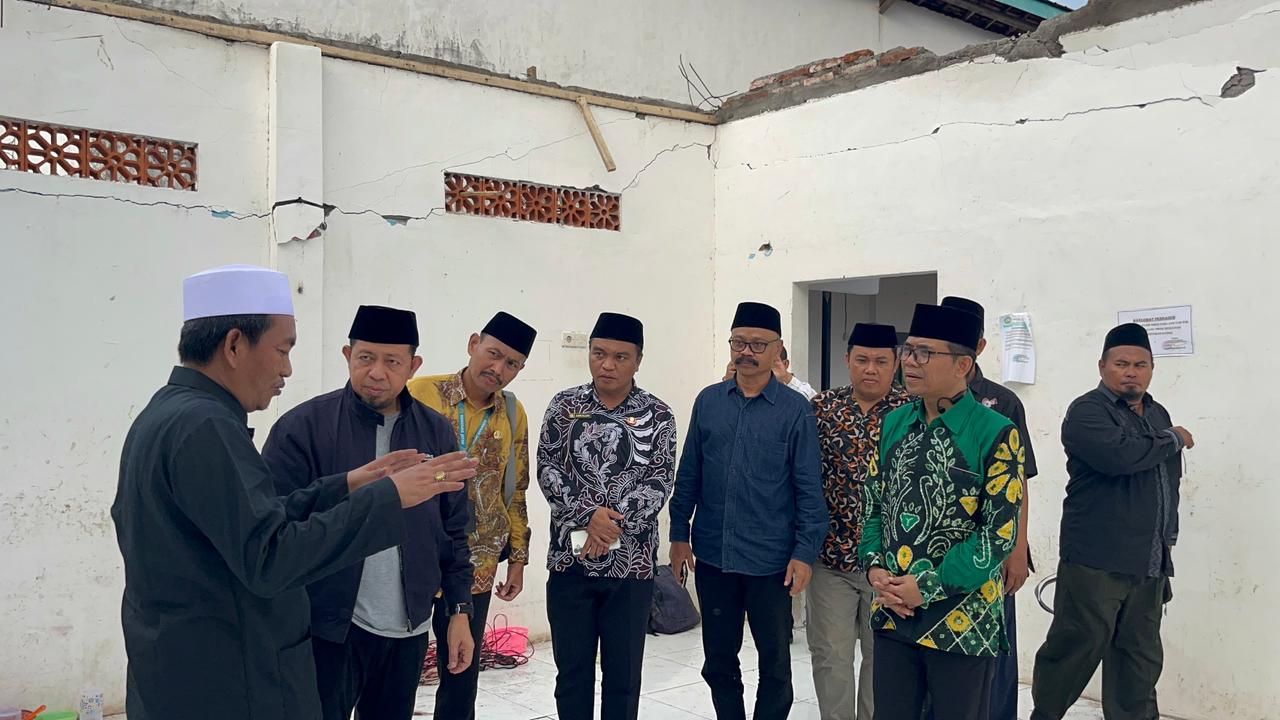 Kementerian Agama (Kemenag) meninjau lokasi ambruknya atap asrama santri putri Pondok Pesantren Salafiyah Syafi&rsquo;iyah Syekh Abdul Qodir Jaelani Ra di Desa Blimbing, Kecamatan Besuki, Situbondo. (IST)