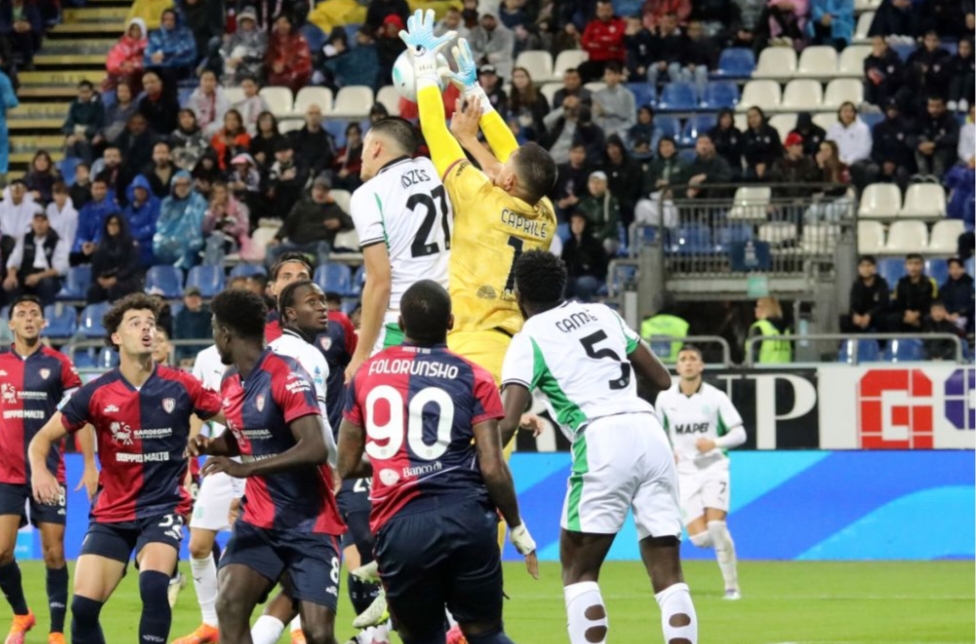 Kiper Elia Caprile berebut bola dengan Jay Idzes pada laga Cagliari vs Sassuolo.