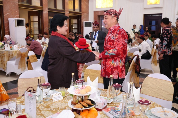 RAMAH: Wali Kota Eri Cahyadi berjabat tangan dengan salah satu delegasi Peringatan 70 Tahun KAA di Balai Kota Surabaya.