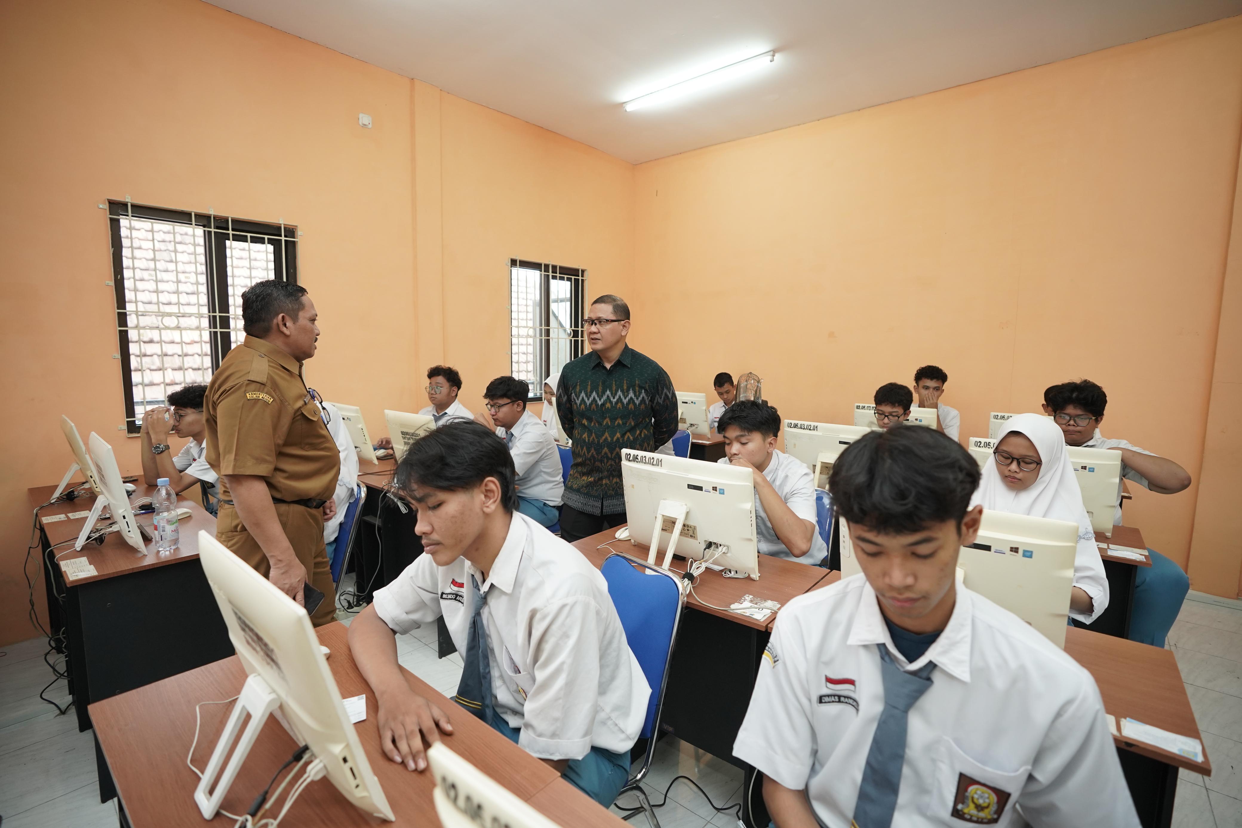 PRESTASI: Kepala Dinas Pendidikan Jatim Aries Agung Paewai (kanan) saat meninjau gladi bersih Tes Kompetensi Akademik (TKA) jenjang SMA, SMK, dan MA.