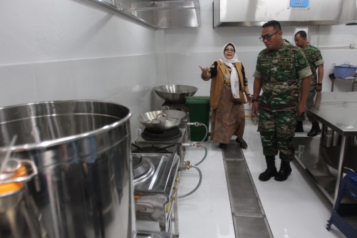 SIAP: Program Makan Bergizi Gratis yang menjadi salah satu program unggulan Presiden Prabowo Subianto mendapat dukungan penuh dari jajaran TNI di Surabaya.