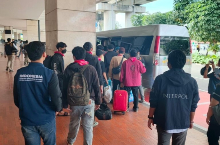 Arsip foto - SItuasi pemulangan 26 warga negara Indonesia (WNI), yang keluar dari perusahaan pelaku penipuan daring (online scam) Myanmar, di Jakarta, Rabu (29/10/2025).