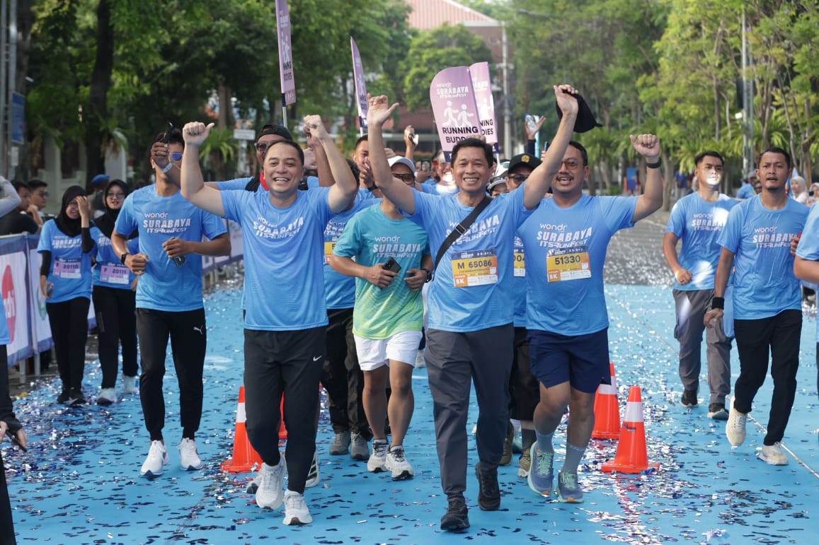 Wali Kota Surabaya Eri Cahyadi bersama Rektor ITS Prof Bambang Pramujati ramaikan ITS Run Fest 2025.
