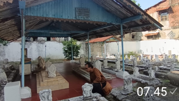 BUKTI: Makam Raden Tumenggung Kramajayadirana di komplek Pesarean Kromojayan Kanoman di daerah Bibis, di Jalan Stasiun Kota, Surabaya.