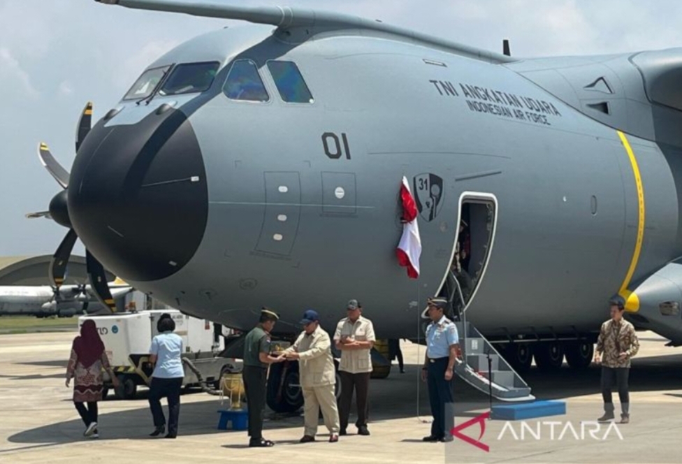 Presiden RI Prabowo Subianto secara simbolis menyerahkan kunci pesawat angkut Airbus A400M kepada Panglima TNI Jenderal TNI Agus Subiyanto dalam di Landasan Udara Halim Perdanakusuma, Jakarta, Senin