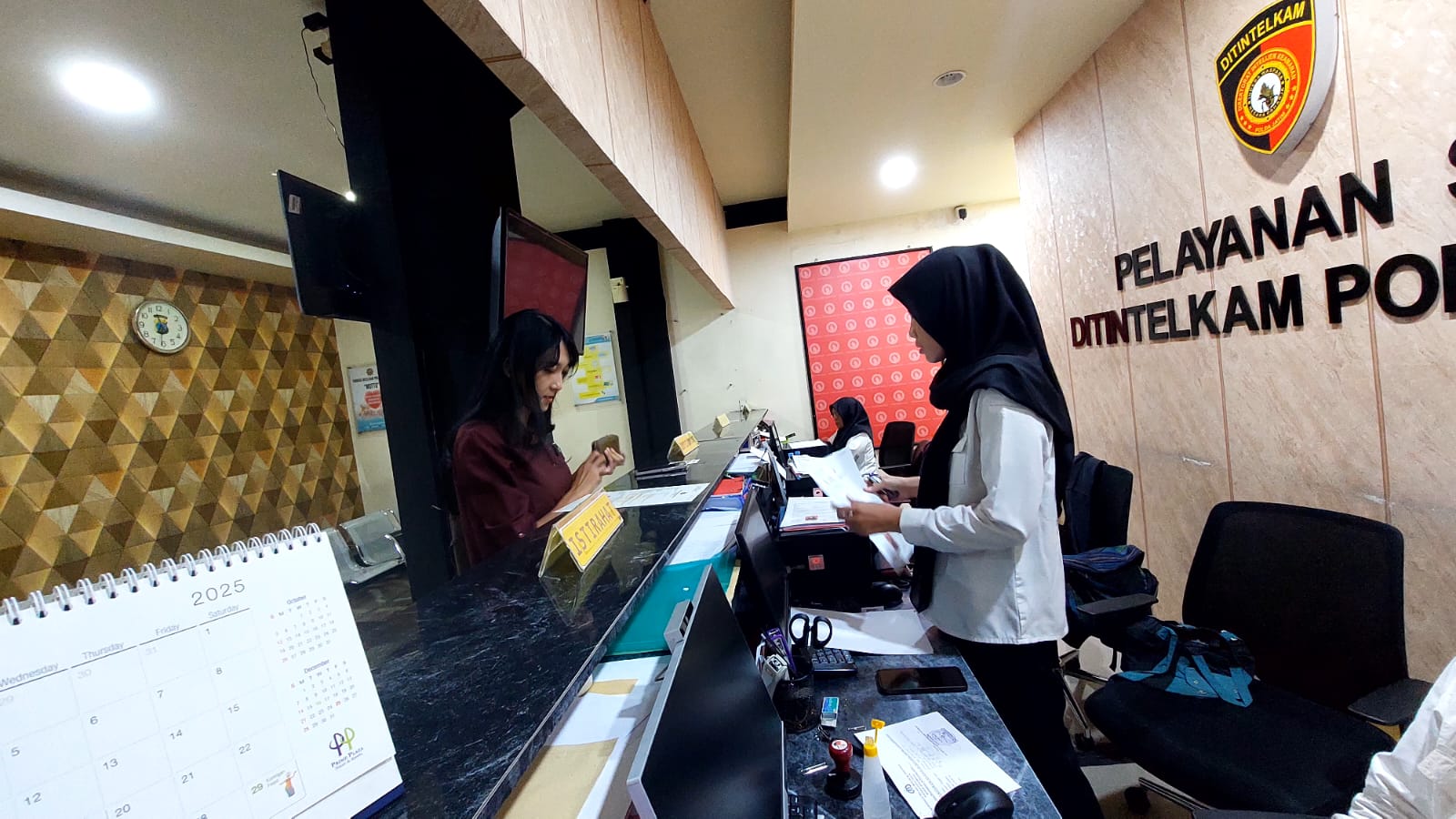 MAKIN MUDAH : Salah satu warga Desvina Ajeng yang memanfaatkan layanan SKCK online. Pengurusan SKCK di Polda Jatim semakin mudah, cukup dalam satu aplikasi. (M MAHRUS/RADAR SURABAYA)