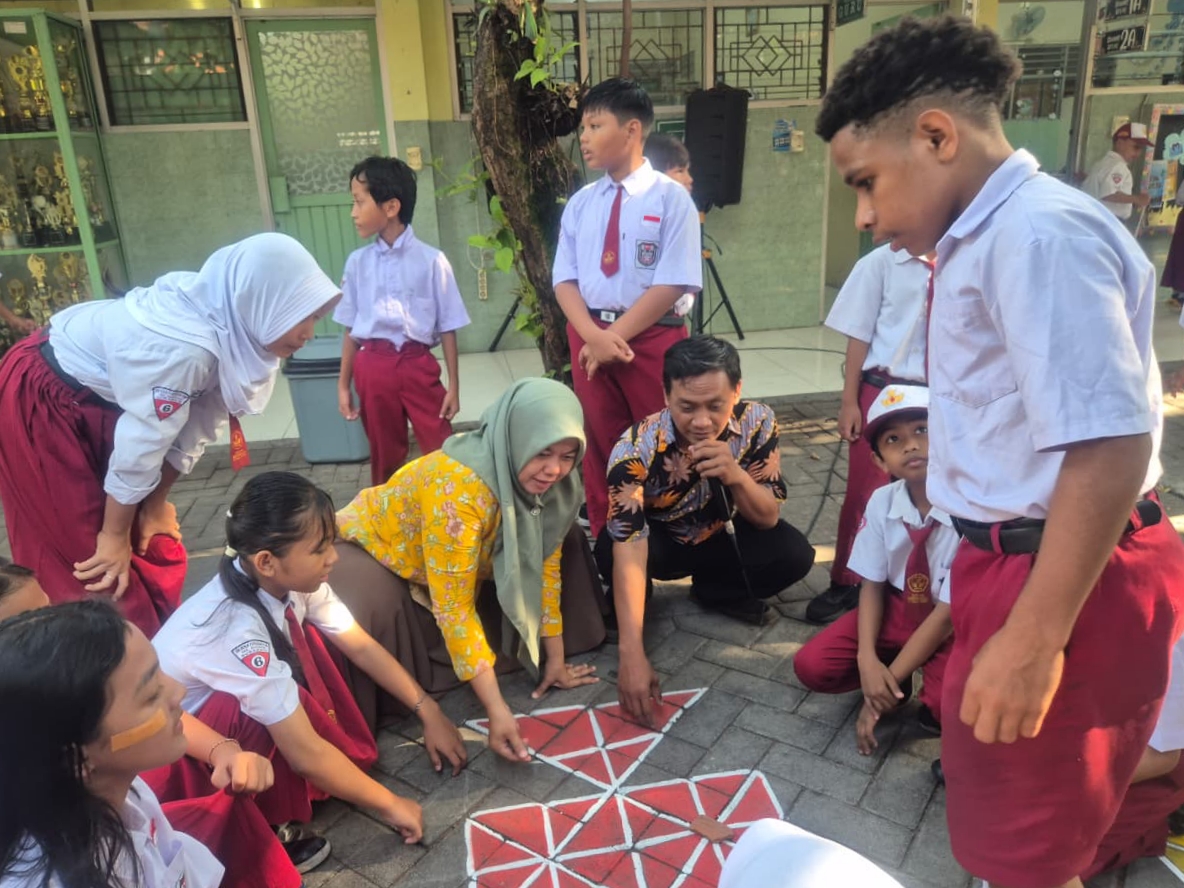 KOMPAK: Siswa dan guru bermain permainan tradisional sebelum jam pelajaran dimulai.