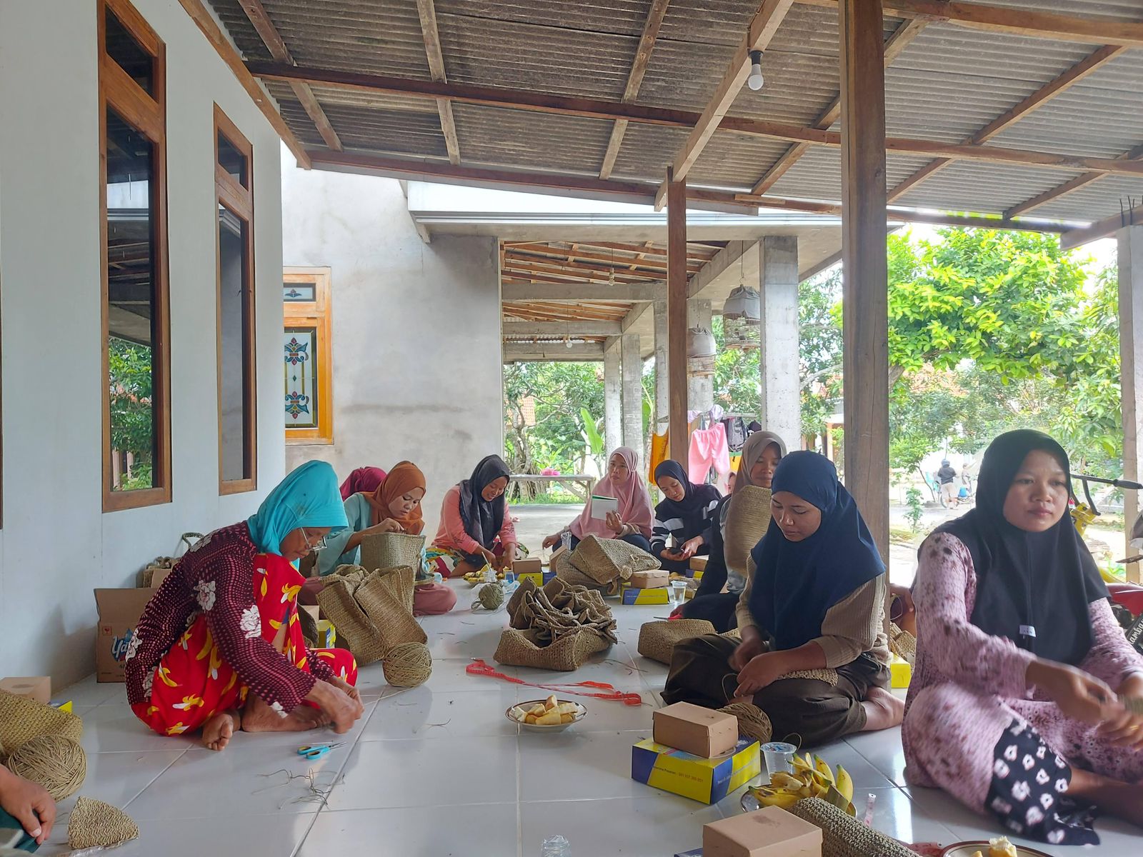 KOMPAK: Tangan-tangan terampil warga Dusun Sambas, Desa Kelbung, Kecamatan Sepulu, Kabupaten Bangkalan, Madura, yang tergabung dalam Kelompok UMKM Daun Agel.
