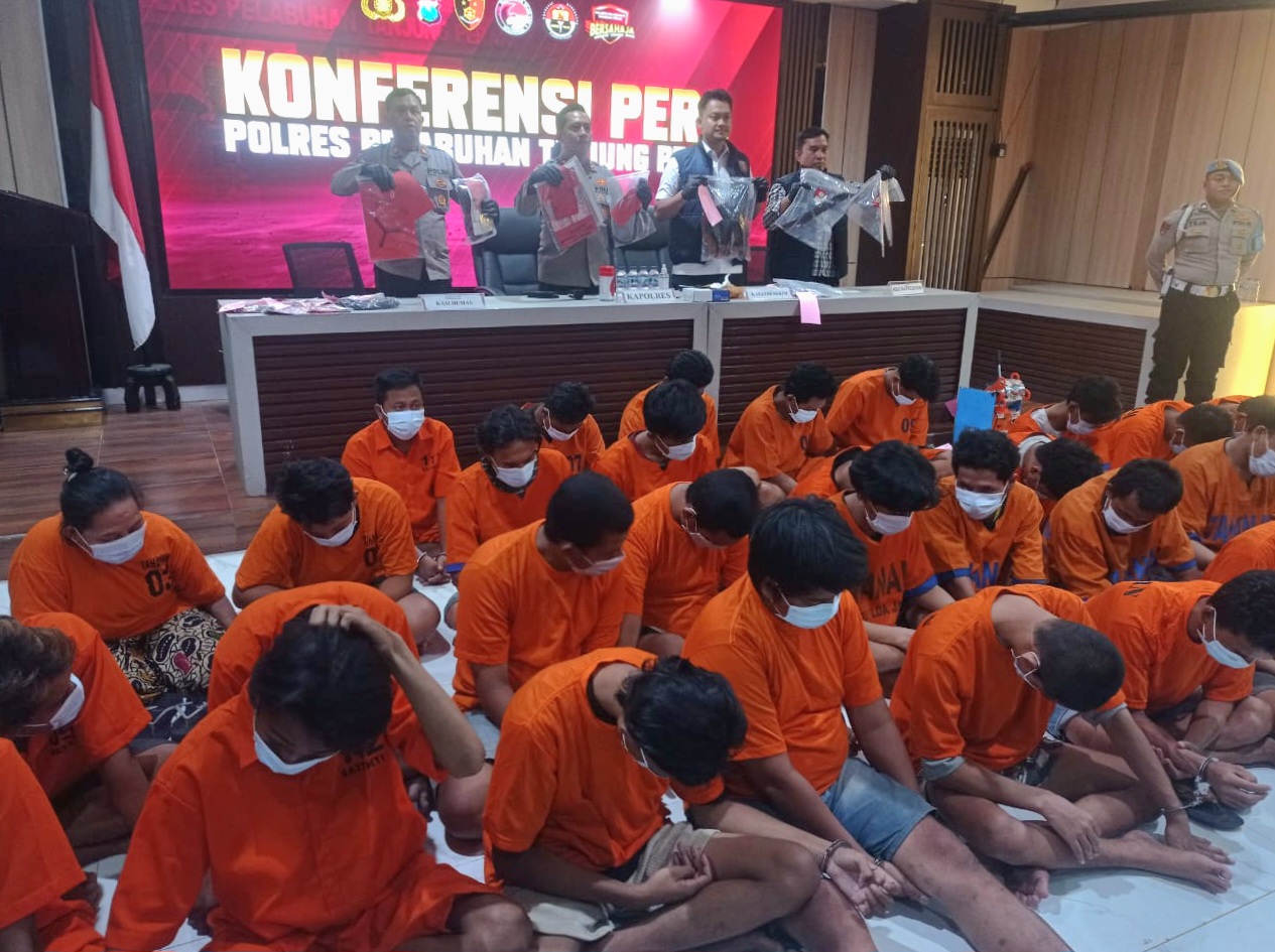 DIBERANTAS: Sebanyak 54 tersangka diamankan dari 46 kasus yang berhasil diungkap Satreskrim Polres Pelabuhan Tanjung Perak selama Operasi Sikat Semeru 2025. (SURYANTO/RADAR SURABAYA)