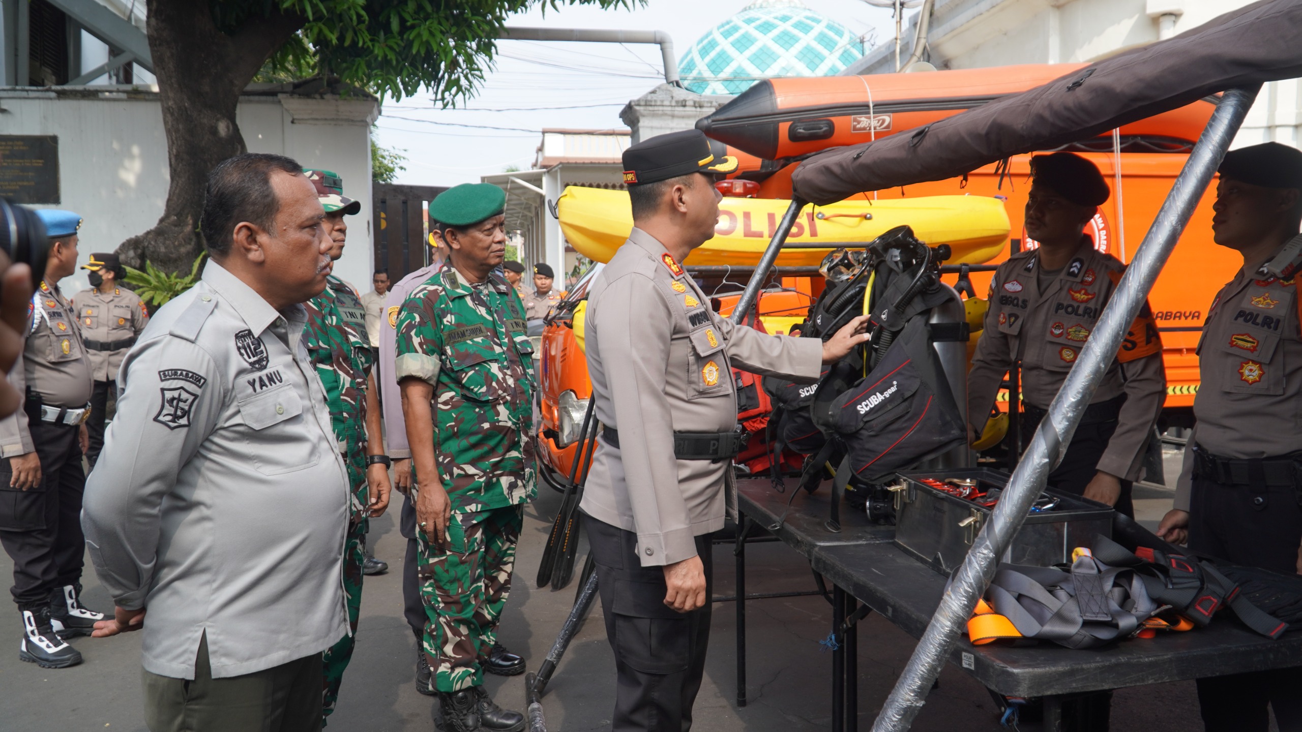 CEK PERALATAN : Kabag Ops Polrestabes Surabaya AKBP Wibowo mengecek peralatan untuk antisipasi bencana hidrometeorologi saat apel kesiapsiagaan, Selasa (4/11).(IST/RADAR SURABAYA)