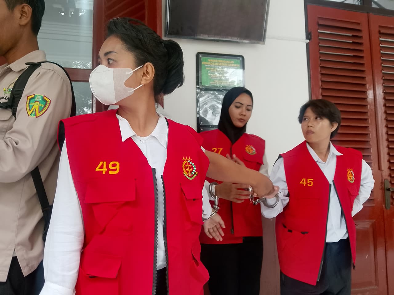 PIKIR-PIKIR: Tiga terdakwa wanita usai vonis kasus penyalahgunaan narkotika di PN Surabaya. Ketiganya divonis enam tahun enam bulan penjara.(SURYANTO/RADAR SURABAYA)