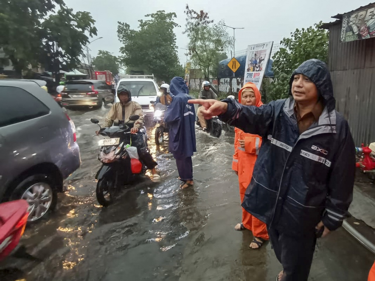 Wali Kota Eri Cahyadi saat meninjau genangan di Jalan Tanjungsari Surabaya , Rabu (5/5) malam.