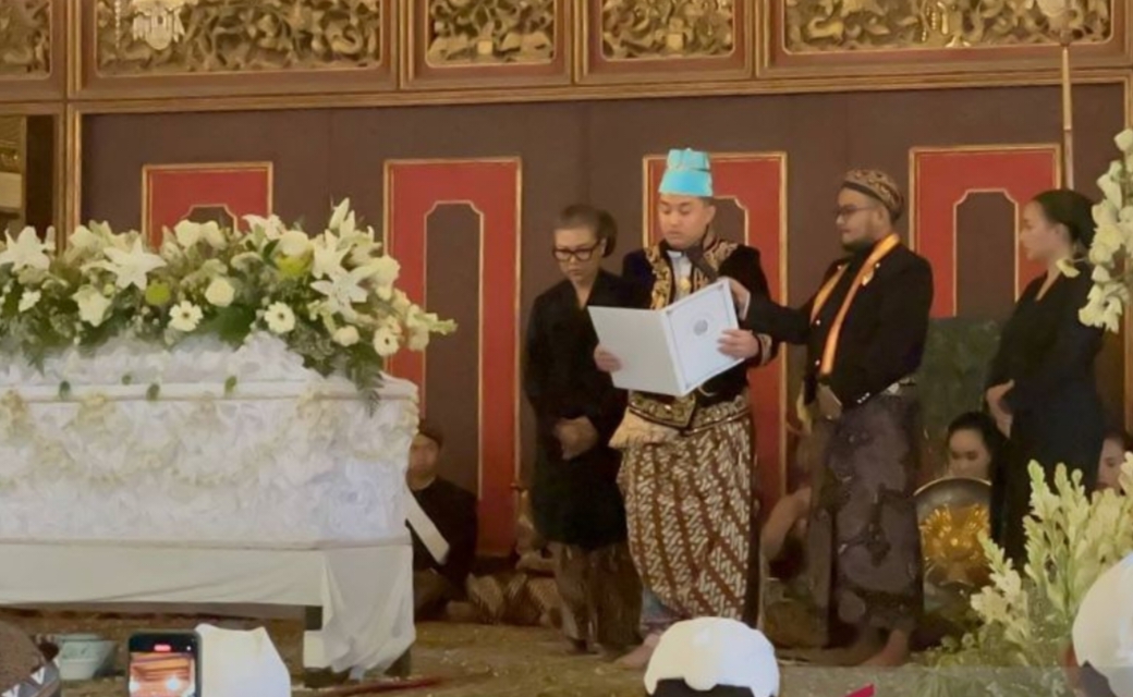 Putra mahkota Keraton Kasunanan Surakarta Hadiningrat KGPAA Hamengkunegoro atau akrab disapa Gusti Purboyo memproklamirkan diri sebagai Paku Buwono (PB) XIV jelang pemberangkatan jenazah PB XIII.
