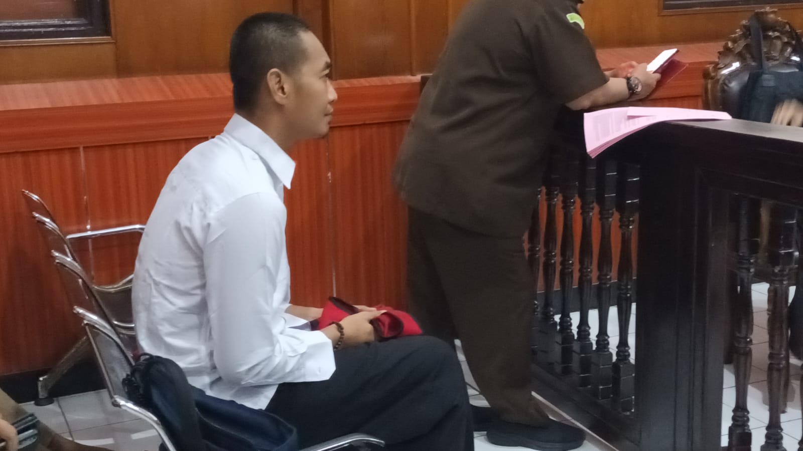 PASRAH: Tukang Parkir Asal Lidah Wetan, Surabaya, disidang usai menipu temannya sendiri.(IST/RADAR SURABAYA)
