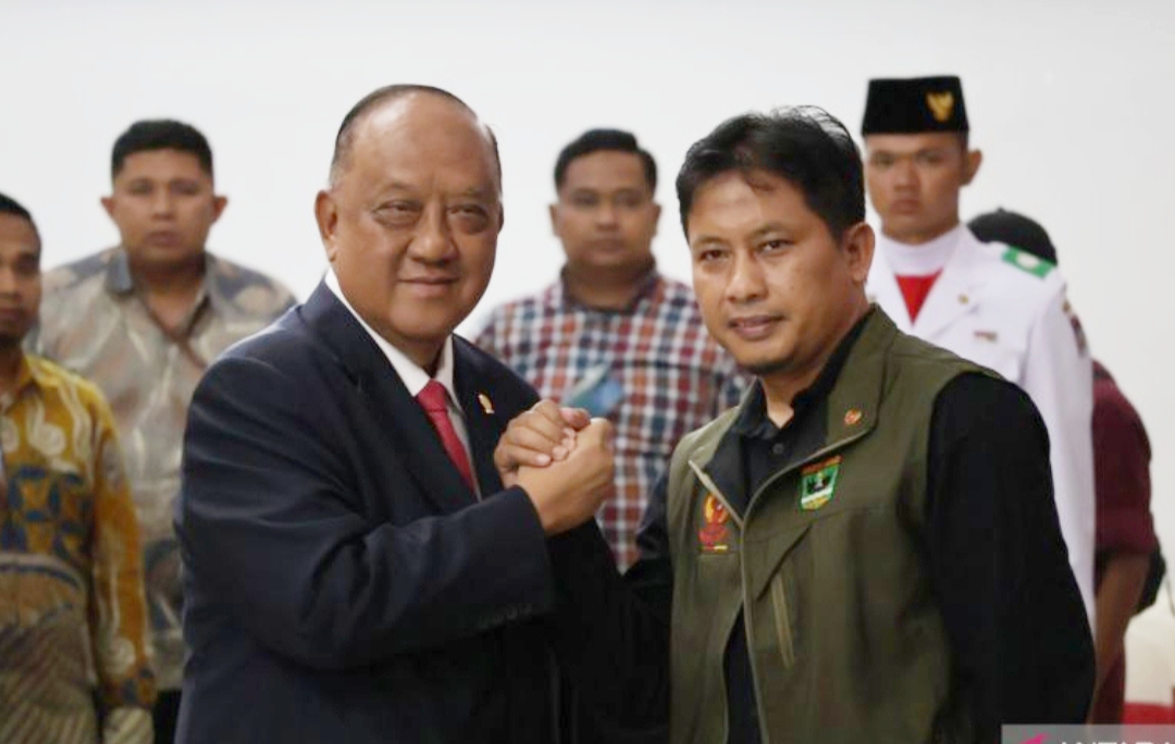 Ketua KONI Pusat Marciano Norman dan Ketua KONI Sumatra Barat, Hamdanus.