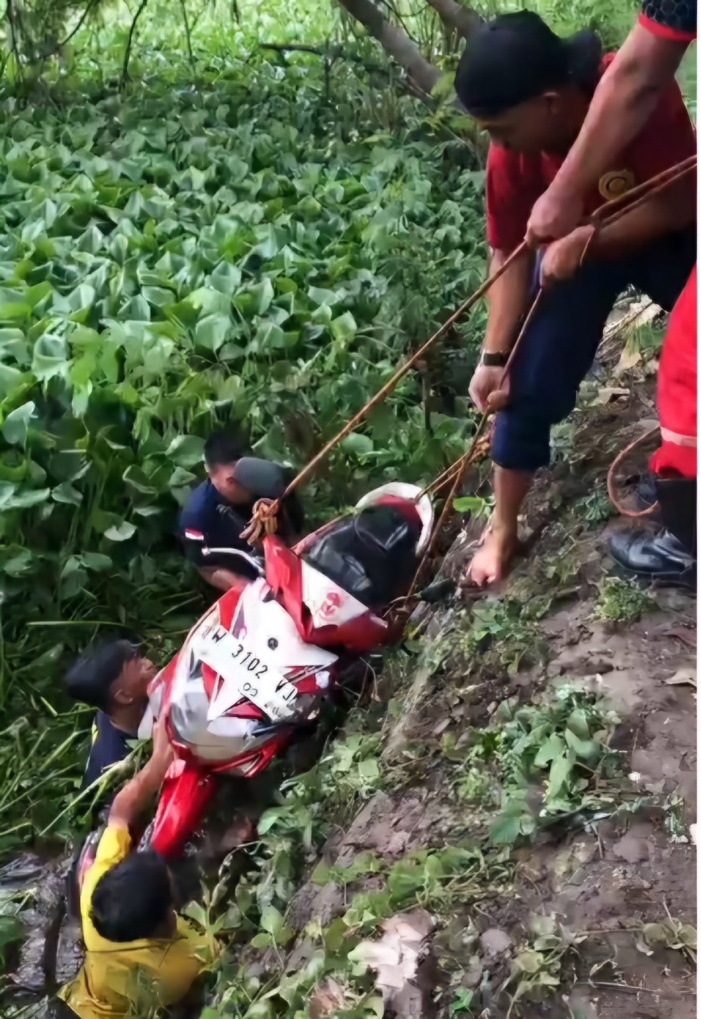 BASAH: Sepeda motor korban dievakuasi petugas DPKP Surabaya usai tercebur di waduk Jalan Rungkur Industri, Surabaya.(IST/RADAR SURABAYA)