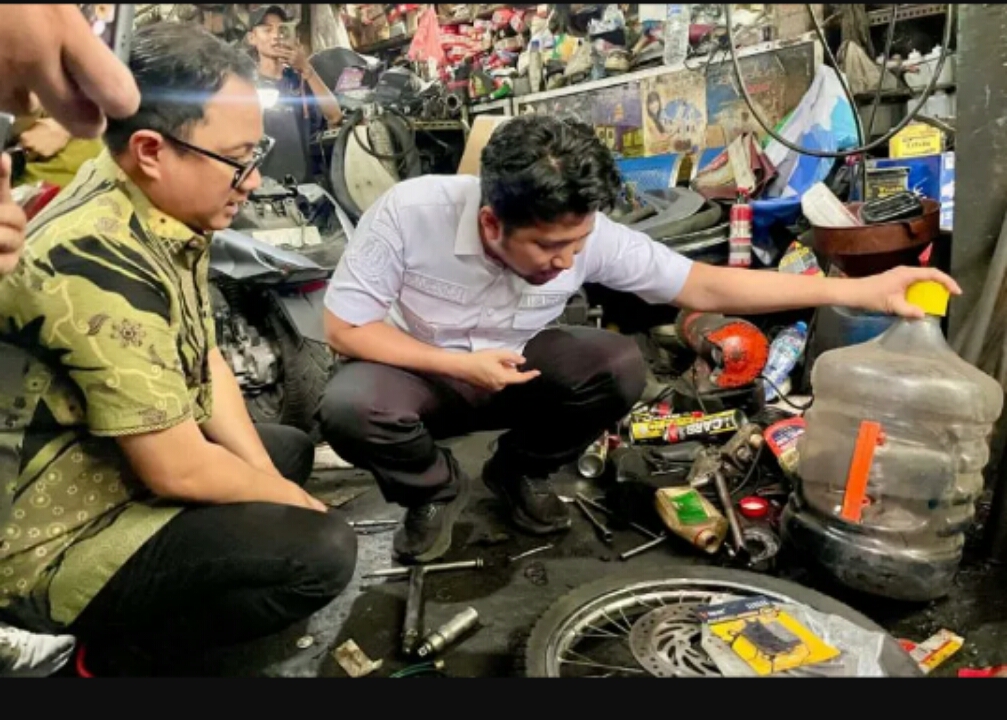 Pemeriksaan sepeda motor mbrebet di Surabaya. (IST)