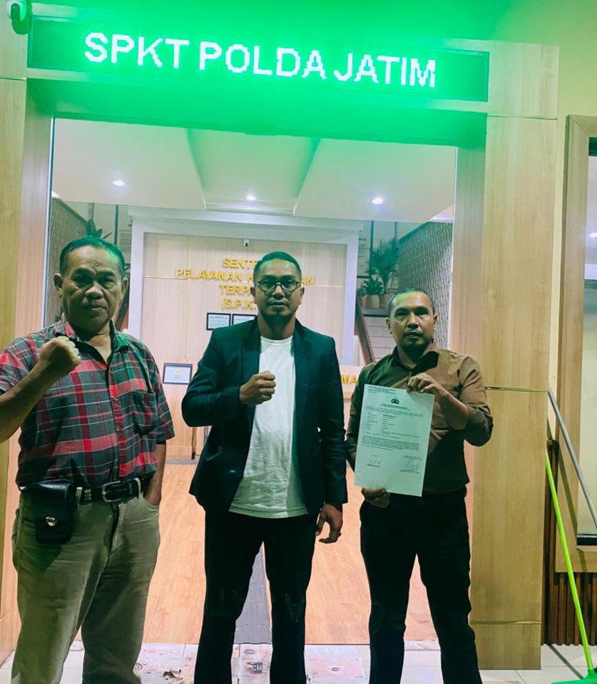 LAPOR: Penasihat hukum korban usai melaporkan travel umroh di Sidoarjo ke Polda Jatim atas kasus dugaan penipuan dan penggelapan. (IST/RADAR SURABAYA)